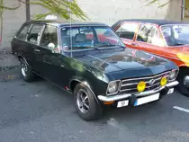 Opel Ascona A Voyage. 1970 - 1975. Der Voyage war ein recht luxuri�s ausgestattetes Kombimodell. Im M�rz 1974 wurde seitens der Opel-Werke noch ein normal ausgestatteter CarAvan nachgeschoben. Der K�ufer konnte zwischen einem 1.6l und 1.9l Motor w�hlen. Ein solcher Voyage war bei seiner Markteinf�hrung 1970 ab DM 8.80,00 zu haben. Besucherparkplatz der Classic Remise am 01.10.2011.