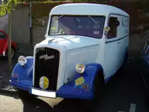 Opel Blitz 1.5 Tonner mit Kastenaufbau. 1946 - 1951. Der  Blitz  der Nachkriegszeit war nahezu mit dem von 1938 - 1942 produzierten  Blitz  identisch. Die Motorisierung war dem Kapit�n entliehen. Der 6-Zylinderreihenmotor leistet 55 PS aus 2.473 cm� Hubraum. Besucherparkplatz der Classic Remise am 01.10.2011.