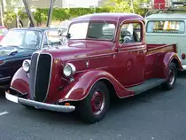 Ford V8 Pickup. 1932 - 1939. Der V8-Motor in einem Pickup war ein technischer Triumph, dem Ford´s sch�rfster Konkurrent Chevrolet bis 1955 nichts entgegenzusetzen hatte. Ford sorgte daf�r, das dieser Vorzug f�r jedermann un�bersehbar war, in dem man das V8-Emblem auf die Motorhaube montierte und in die Radkappen (bei dem abgelichteten Wagen leider nicht vorhanden) einpr�gte. Besucherparkplatz der Classic Remise am 01.10.2011.