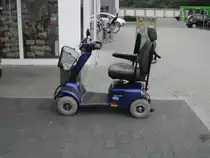 Krankenfahrzeug am NP-Markt in Lehrte, am 01.09.2011