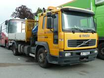 Volvo steht am F�hranleger einer der vielen innernorwegischen F�hren, Juli 2011