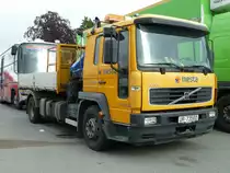 Volvo steht am F�hranleger einer der vielen innernorwegischen F�hren, Juli 2011