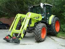 Claas Arion 430 steht auf einem Tankstellengel�nde in Dombas/Norwegen, Juli 2011