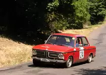 BMW 2002 ti w�ndt sich nach rechts auf dem Historic Rallye Europameisterschaft (16.07.2011).