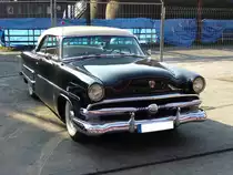 Ford Crestline Victoria Hardtop des Jahrganges 1953. Die Crestline Modelle waren die Topmodelle des 1953´er Ford Jahrganges. Darunter rangierten die Modellreihen Mainline und Customline. Von der abgelichteten Karosserievariante setzte Ford im Jahr 1953 128.302 Fahrzeuge ab. Der Einstandspreis lag bei US$ 2.110,00. Oldtimertreffen Kokerei Zollverein am 02.10.2011.