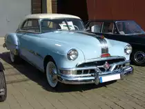 Pontiac Chieftain Super deLuxe Catalina Coupe des Jahrganges 1951. Der 8-Zylinderreihenmotor leistet aus 4.393 cm� Hubraum 116 bzw. 120 PS. F�r diese 4 PS mehr Leistung mu�te allerdings ein Aufpreis gezahlt werden. Der Einstiegspreis f�r das abgelichtete Modell lag bei US$ 2.320,00. Oldtimertreffen Kokerei Zollverein am 02.10.2011.