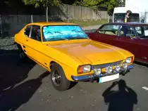Ford Capri I. 1969 - 1973. Der von den deutschen und englischen Ford-Werken gemeinsam entwickelte Capri, sollte zu einem Verkaufsschlager werden. Hier wurde ein Modell Capri 1700 GT abgelichtet. Der 4-Zylinderreihenmotor mit 1.699 cm� Hubraum leistet 75 PS. Ein solcher 1700 GT kostete bei der Markteinf�hrung des Capri DM 7.995,00. Besucherparkplatz der Classic Remise am 01.10.2011.