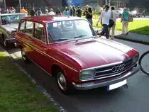 Audi 75 Variant. 1968 - 1972. Die Modelle 60, 75 und Super 90 waren die ersten Modelle der reaktivierten Marke Audi. Der abgelichte 75 Variant ist mit einem 1.696 cm� 4-Zylinderreihenmotor mit 75 PS motorisiert. Von der Variant Baureihe wurden 27.492 Autos produziert (alle Motorisierungen). Oldtimertreffen Kokerei Zollverein am 02.10.2011.