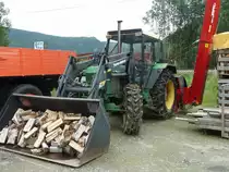 John Deere hat kein Holz vor der H�ttn sondern in der Schaufel, Otta/Norwegen im Juli 2011