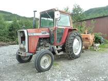 MF 575 wartet auf den n�chsten Winter, S�dnorwegen im Juli 2011