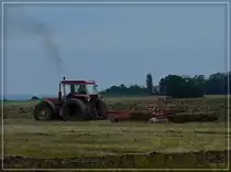 Wegen der schlechten Wetterveh�ltnisse hatten die Traktoren probleme um diese schweren Ackerbearbeitungsmachinen �ber die Acker zu ziehen, mehrere Trecker die ich gesehen habe, waren mit zwillingsbereifung hinten ausgestattet.  Aufgenommen in der N�he von Putgarden am 21.09.11.