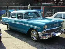 Chevrolet Bel Air Series 2400 C des Jahrganges 1956. Hier wurde die Karosserievariante fourdoor Sedan abgelichtet, die sich in diesem Modelljahr 269.798 mal verkaufte. Der Einstandspreis lag bei US$ 2.068,00. An dem V unter dem Chevrolet Emblem an der Motorhaube kann man erkennen, das hier der 4.340 cm� V8-motor verbaut ist, den es mit 162, 170 und 205 PS zu ordern gab. Oldtimertreffen Kokerei Zollverein am 02.10.2011.