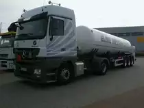 Nicht nur Sattelz�ge oder Autotransporter aus Litauen trifft man in Bergen/R�gen.Am 28.September 2011 konnte ich einen Mercedes-Tanklaster aus Litauen fotografieren.