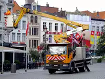 IVECO-EuroCargo mit Versalift Hubarbeitsb�hne wird in der Antwerpener Innenstadt zur Fahnenmontage herangezogen;110831