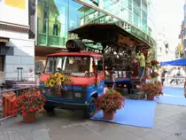 Mercedes 508D Mini Sattelschlepper als Mobiles Grotto aufgestellt im Zentrum in Lugano am 30.09.2011