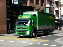 Volvo FM mit Pritschenaufbau unterwegs in der Stadt Lugano am 30.09.2011