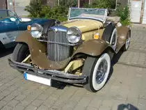 Chrysler eight Sport Roadster von 1931. Der 8-Zylinderreihenmotor hatte bis M�rz 1931 3.938 cm� Hubraum mit 80 PS Leistung.Ab April 1931 wurde der Hubraum auf 4.261 cm� erh�ht, so das die Leistung auf 88 PS anstieg. Um die Motorvibrationen zu d�mpfen wurde erstmals ein Motor in Gummi gelagert. Oldtimertreffen Kokerei Zollverein am 02.10.2011.