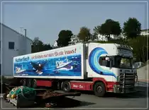 Scania 530 133L mit K�hlauflieger steht an einer Laderampe im Hafengebiet von Sassnitz zur Beladung bereit. 26.09.11