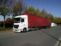 Mercedes Benz Actros Wechselbr�cke am 02.10.11 beladen mit Railion DB Logistics Aufbau 