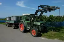 Fendt 260S mit Frontlader bei der Weinlese am Tuniberg, 3-Zyl.Diesel von Deutz mit 3064ccm und 60PS, wurde gebaut von 1987-2002, Sept.2011 