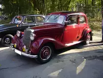 Mercedes Benz W136 mit Dieselmotorisierung. 1949 - 1953. Mercedes Benz hatte bereits im Juli 1947 wieder die Produktion, des bereits bis 1942 gebauten 170 V, aufgenommen. Ab 1949 war der 170 auch mit einem Dieselmotor lieferbar, der bis 1950 38 PS aus 1.697 cm� leistete. Ab 1950 wurde der Hubraum auf 1.767 cm� erh�ht und hatte nun 40 PS. Oldtimertreffen Kokerei Zollverein am 02.10.2011.