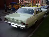Heckansicht eines Opel Admiral. 1964 - 1968. Oldtimertreffen Kokerei Zollverein am 02.10.2011.