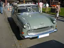 Opel Rekord P1. 1958 - 1960. Der P1 war wahlweise mit einem 1.5l oder einem 1.7l Motor lieferbar. Oldtimertreffen Kokerei Zollverein am 02.10.2011.