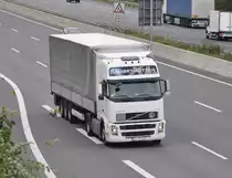 Volvo Sattelzug auf der A2 bei Lehrte, am 15.09.2011.