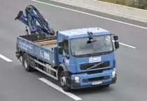 Volwo LKW mit Ladekran auf der A2 bei Lehrte am 15.09.2011.