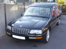 Dieses Bestattungsfahrzeug auf Basis eines Vauxhall Senator dient nicht mehr seinem urspr�nglichen Bestimmungszweck. Besucherparkplatz der Classic Remise am 01.10.2011.