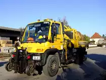 MB-U500 mit Robel 30-75(UIC 9981 9903 002-9)ist ein sogenanntes Zweiwegefahrzeug, welches auf Stra�en und Schienen zum Einsatz kommt;111006