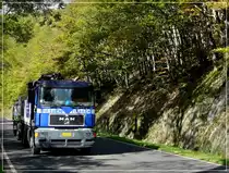 In gem�tlicher Geschwindigkeit kommt dieser beladene MAN H�ngerzug eine l�ngere Gef�llstrecke heruntergefahren.  07.10.2011