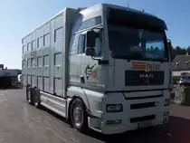 MAN TGA 26.530 XXL mit einem Aufbau f�r Lebendtiertransporte in Deutsch Goritz am 2.10.2011