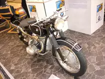 BMW R68. 1952 - 1954. Der 2-Zylinderboxermotor mit 0.6l Hubraum leistet 35 PS. Durch diese Leistungsausbeute konnte die R68 �ber 160 km/h Spitzengeschwindigkeit erreichen. F�r den US-Markt wurde die Maschine auch als  100 Meilen Renner  beworben. W�hrend der dreij�hrigen Produktionszeit verkaufte sich dieses Modell 1.459 mal. Ausstellung  Legenden erleben  in Essen am 08.10.2011.