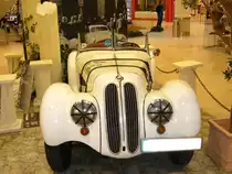 BMW 328 Roadster. 1937 - 1939. Von diesem Modell wurden 462 Exemplare gebaut, von denen heute noch ca. 240 St�ck existieren sollen.  Die meisten Autos wurden mit der im Werk Eisenach hergestellten Werkskarosserie versehen. Es gab aber auch wundersch�ne Aufbauten von Gl�ser, Weinberger und Drauz. Der RM 7.400,00 teure Sportwagen leistet 80 PS aus einem 6-Zylinderreihenmotor mit 1.971 cm� Hubraum. Ausstellung  Legenden erleben  in Essen am 08.10.2011.