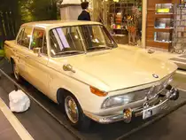 BMW 2000. 1966 - 1972. Der 2000´er war der st�rkste BMW der sogenannten  Neuen Klasse . Der 4-Zylinderreihenmotor leistet 100 PS aus 1.990 cm� Hubraum. Ausstellung  Legenden erleben  in Essen am 08.10.2011.