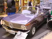 BMW 2002 Cabriolet. 1968 - 1971. Vom 2002 als Vollcabriolet wurden lediglich 256 St�ck bei Baur in Stuttgart produziert. Die Motoriesierung war gleich, wie die der Limousine. Ab 1971 bekam die Cabrioletkarosse einen �berrollb�gel. Ausstellung  Legenden erleben  in Essen am 08.10.2011.