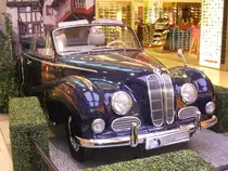 BMW 501 Baur Cabriolet 2-t�rig. 1954 - 1956. Die Stuttgarter Karroseriefirma Baur fertigte auf Basis des 501 ca. 130 Cabriolets. Davon waren 50 viert�rige und 80 zweit�rige Fahrzeuge. Ausstellung  Legenden erleben  in Essen am 08.10.2011.