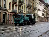 MAN TGS mit Raupenkipper beladen am 08.10.11 in Heidelberg ganz oben im Hintergrund ist eine Antenne und ein Haus gerade. Verstehe nicht warum die anderen H�user schief sind. 