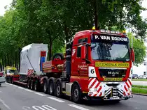 MAN TGX41.580, V8  transportiert ein Aggregat Richtung Hafen in Antwerpen;110831