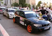 BMW 1-er wartet auf die Finish-Zeremonie des Intercontinental Rallye Championships am 11.09.2011