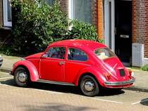 VW-Kfer 1300 parkt entlang einer Gracht in Amsterdam;110903