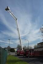 Am Tag der offenen Tr des ChemParks Uerdingen prsentierte die Werkfeuerwehr ihre 34-m-Drehleiter, montiert auf einem MAN TGS 35.440 (Krefeld 24.9.2011).
