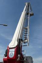 Hier noch ein Blick die Drehleiter empor, ein Bronto Skylift F34RLX (Krefeld 24.9.2011).