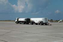 Auf dem Vorfeld des Flughafen auf Rhodos konnte ich am 08.10.2011 dieses Mercedes 1919 Tankfahrzeug mit Anhnger fotografieren.