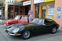 Aufgenommen: Jaguar E-Type, Gersthofen, Stadfest Kulturina, 06.08.2011. Im Hintergrund ein BMW 700.