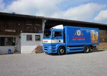 MAN TGA 18.310 mit Getrnke-Aufbau am 22.09.2011 auf der Bergmang-Alpe auf 850m im schnen Sonnendurchfluteten Allgu. Dieses Fahrzeug brachte u.a. frisches Weissbier.