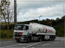 M-B AXOR 184 D biegt aus der Industriezone von Wiltz auf die Hauptstrae und hat nun eine lngere Steigung zu bewltigen.  10.10.2011 