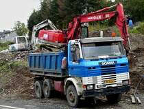 Dieser Scania 380 wird bei einer Baustelle von einem O&K Rauppenbagger mit dem Aushub beladen.  10.10.2011