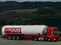 Der Fahrer dieses Sattelzuges hat auf einem groen freien Platz seine vorgeschriebene Ruhepause eingelegt.  10.10.2011